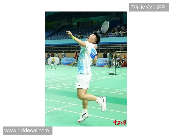 足球巨星们的强力射门瞬间展现激情与技巧的完美结合